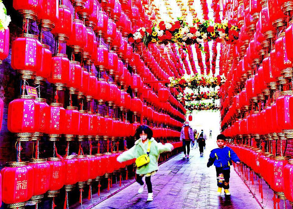 红彤彤的灯笼，照出一年好光景。申晓华/摄尖草坪区古城街道一小区内，一串串彩灯喜迎中国共产党