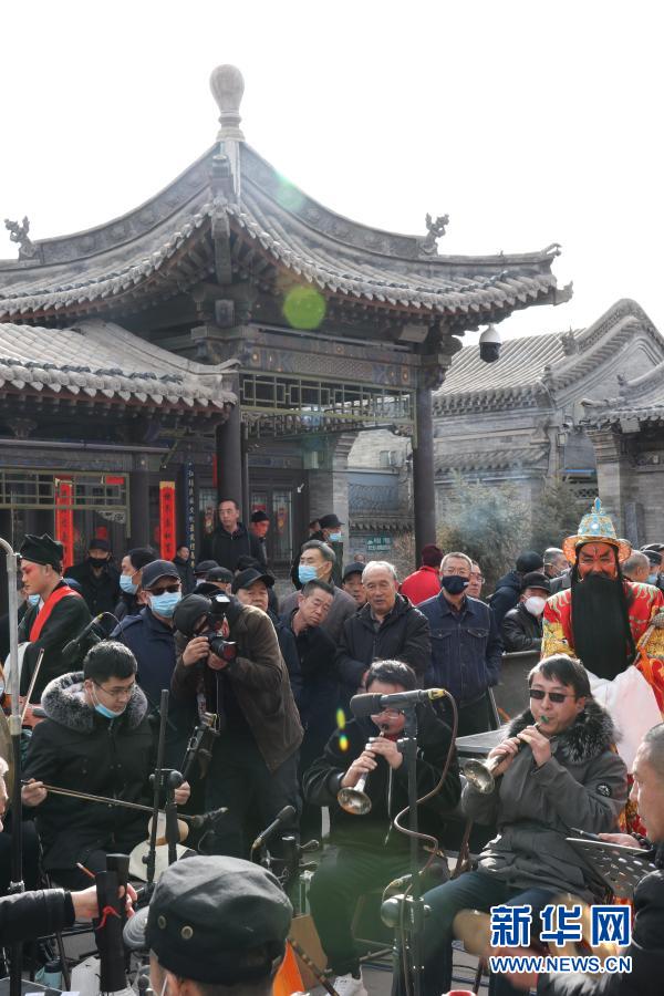 民俗文化表演吸引不少游人驻足观看。新华网 发