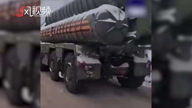 俄罗斯防空导弹车发生追尾事故 致多辆车连环相撞