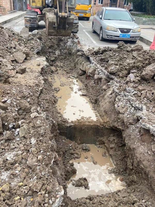 感谢！解决社区污水问题，群众代表赠十四字锦旗