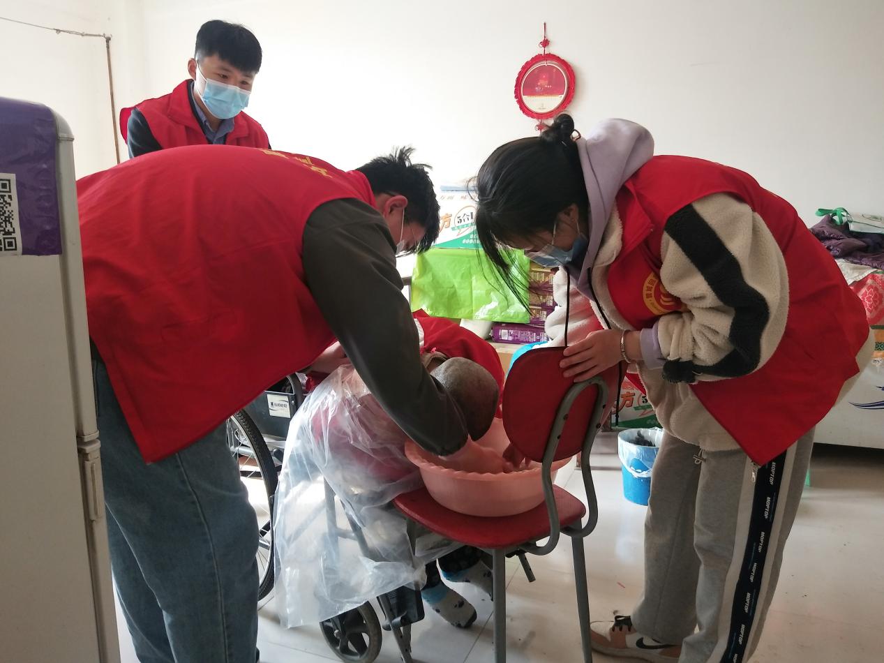 青年志愿者为残疾老人洗头