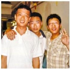陈红军（左一）就读西北师大期间与好友合照 西北师大供图