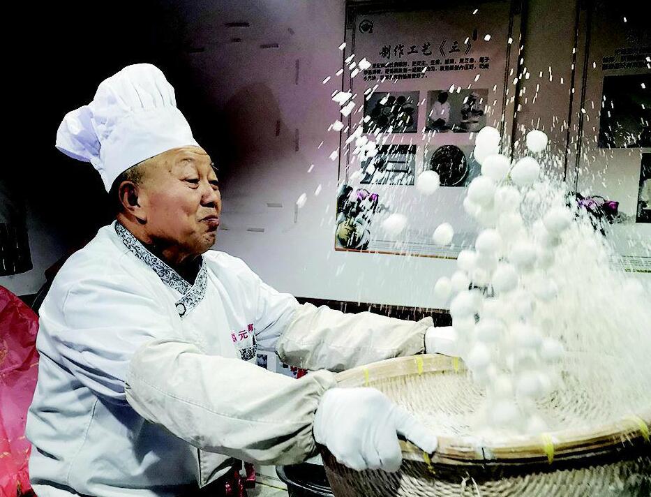临近正月十五，晋源桂花元宵又迎来了热销期。晋源桂花元宵传承人韩福元用老传统、老配方、老味道，手工滚制古法元宵。张艳林/摄