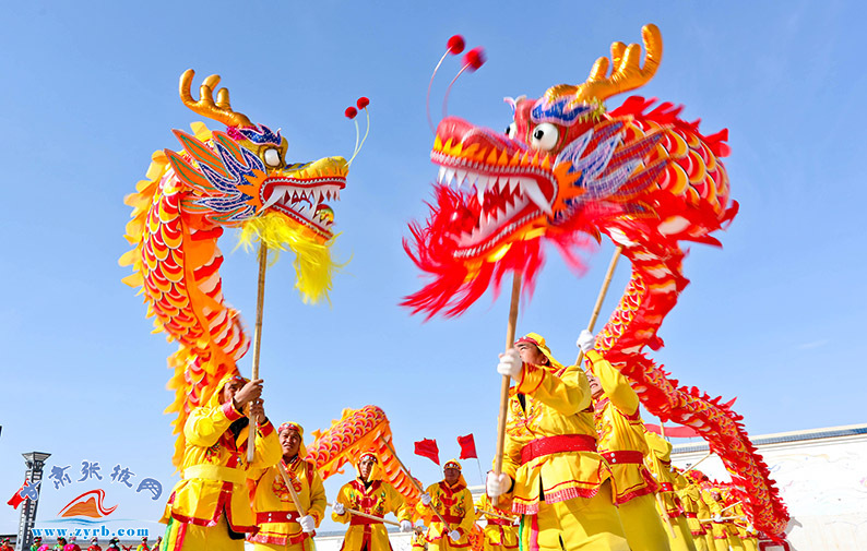 高台县骆驼城镇新民村社火队表演《盛世龙腾》,欢欢喜喜迎接元宵节。