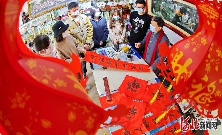 2021年2月22日，河北省秦皇岛市海港区文化路街道新一街社区开展“猜灯谜 迎元宵”活动。