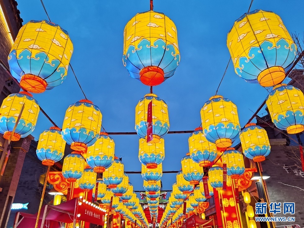 2月25日,兰州老街内的灯笼已挂满灯谜,为元宵节当天的“赏花灯·猜灯谜”活动做好了准备。新华网发(宋昱静 摄)