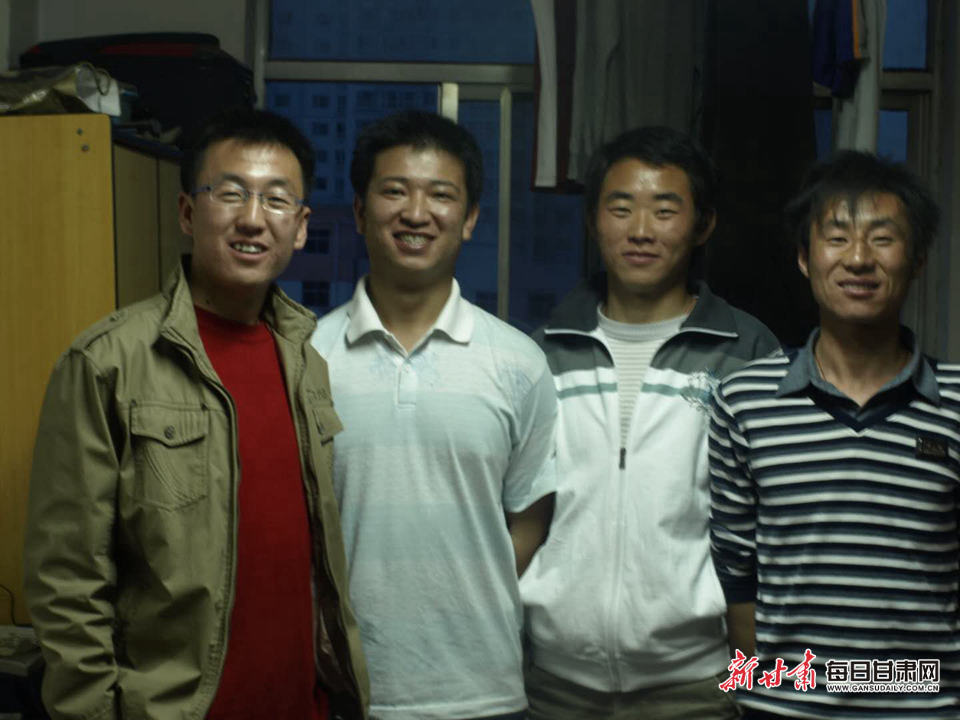 陈红军（左起第二位）与大学室友合影
