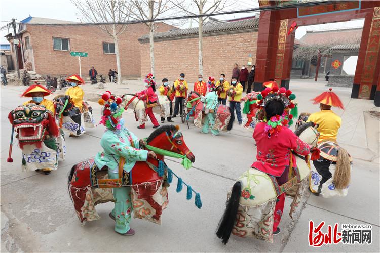 2月20日，村民在河北省香河县钱旺镇大河各庄村欣赏竹马会。