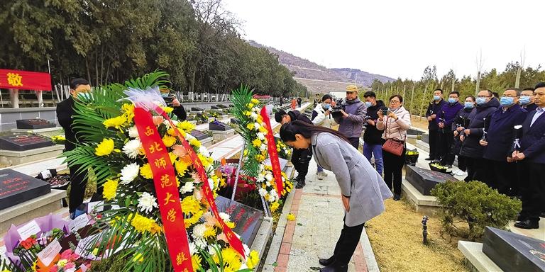 师生代表鞠躬悼念烈士