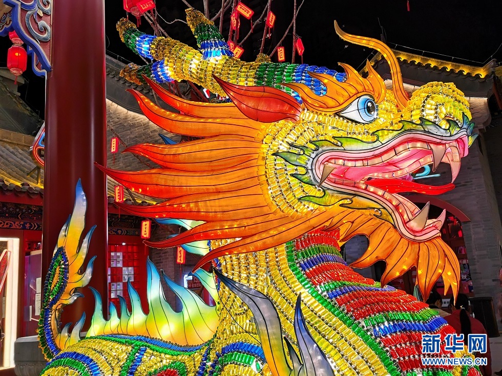 2月25日,拍摄于兰州老街的龙灯。新华网发(宋昱静 摄)