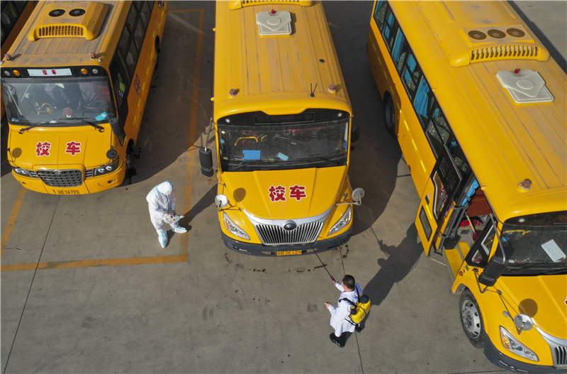 2月20日，河北唐山遵化市疾控中心的工作人员对校车进行消杀（无人机照片）。