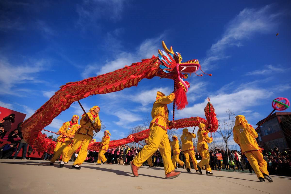 舞狮助庆,因此,人们在喜庆节日都喜欢传统民俗认为舞狮可以驱邪避鬼