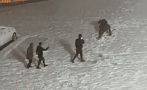 雪天广场上两人摔倒 路人连忙拍照下一秒“翻车”