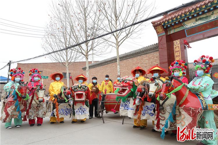 2月20日，村民在河北省香河县钱旺镇大河各庄村欣赏竹马会。