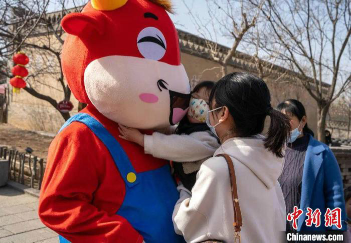 洪洞大槐树精彩纷呈的民俗中国年活动让来自全国各地的游客感受到浓浓亲情。洪洞大槐树景区供图