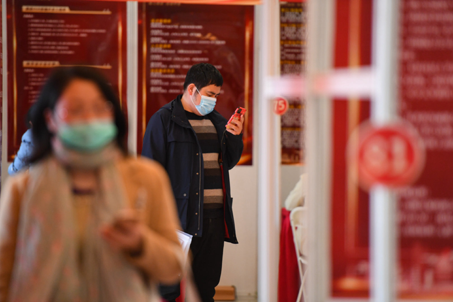 2月18日，在长沙天心文化产业园，一位求职者在手机上查找岗位信息。记者陈泽国 摄