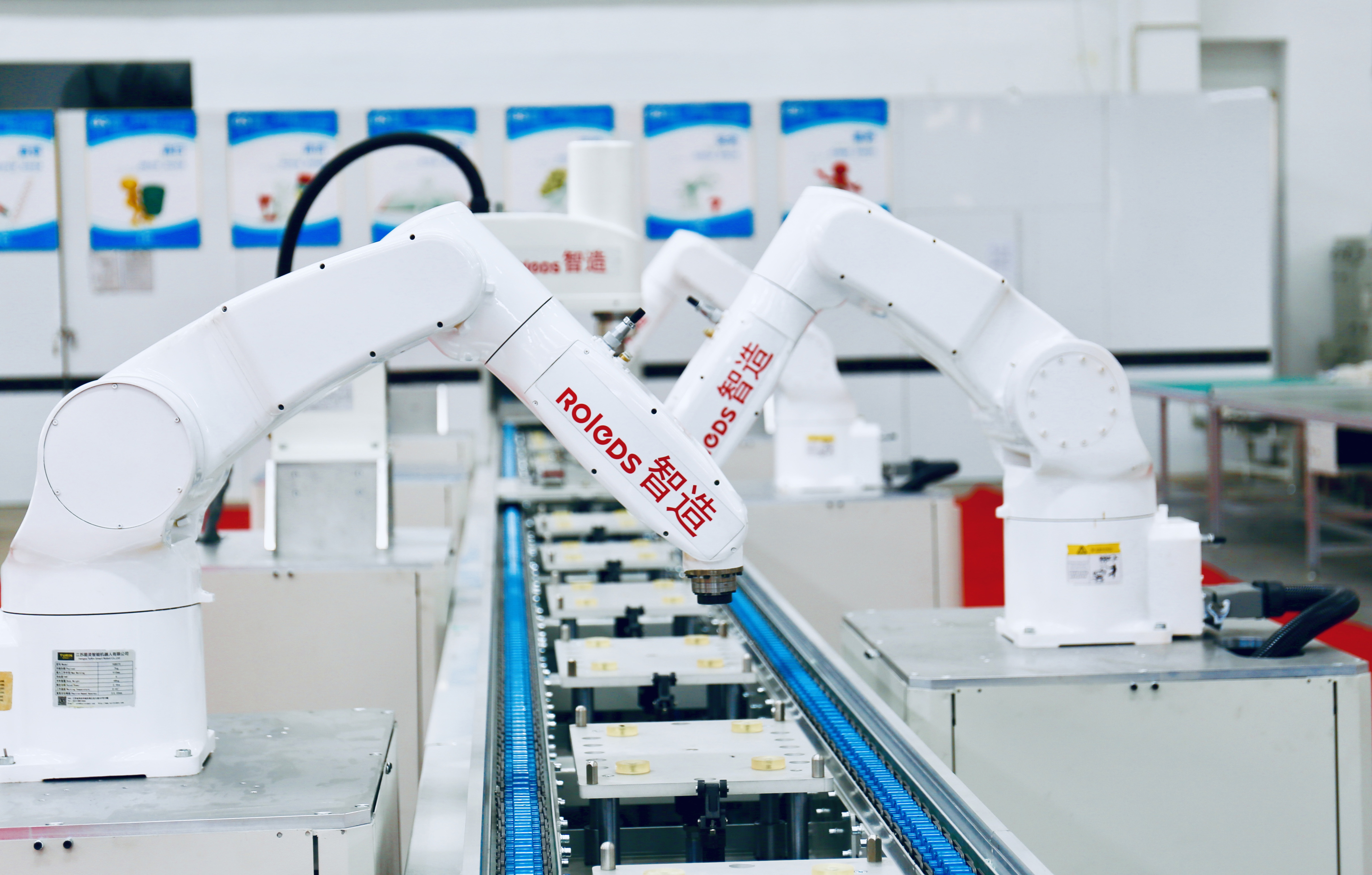 自动化机器正在自动运转 余文华 摄