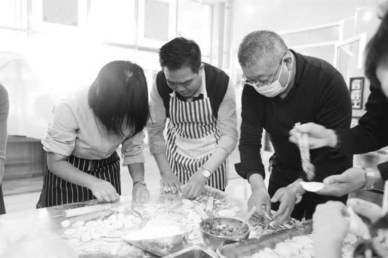 医护人员陪患者包饺子 掌上兰州&middot;兰州晨报首席记者 王兰芳 摄