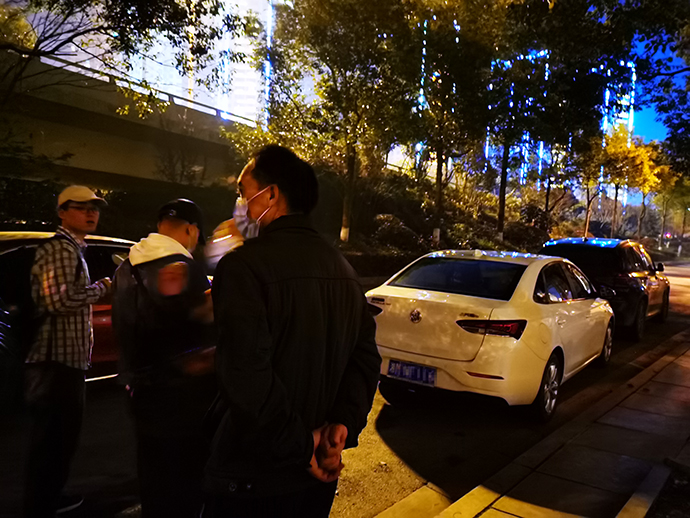 2月22日晚，车莎莎的家属与媒体记者“还原”货拉拉司机周某当天行驶的路线。澎湃新闻记者 朱远祥 图 