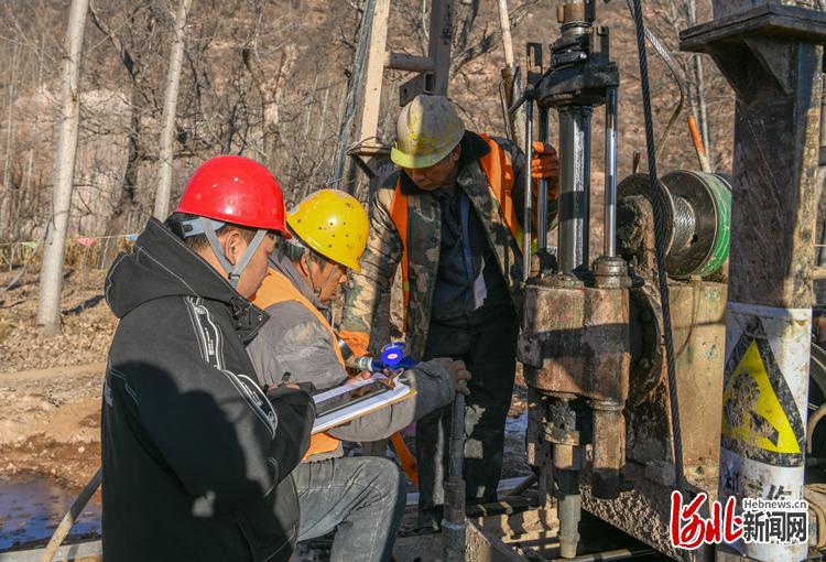 图为河北省地矿局水勘院技术人员在进行涉县茅岭底水库工程井下压水试验。