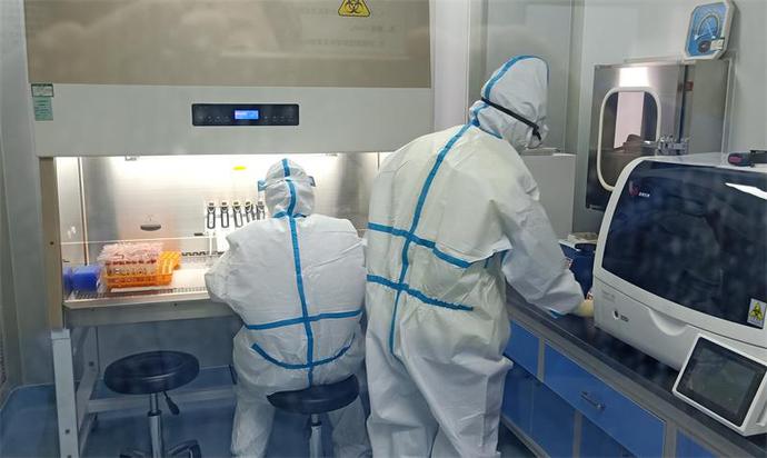 三河市疾控人员在密闭的实验室内进行新冠病毒核酸检测