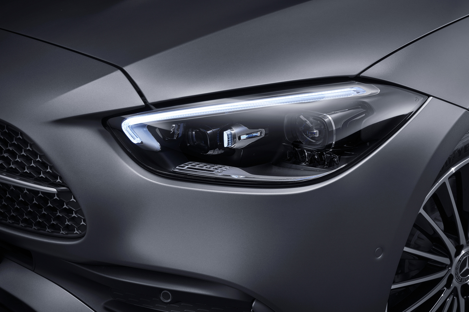 全新梅赛德斯-奔驰C级车全球首发 全系实现电气化驱动