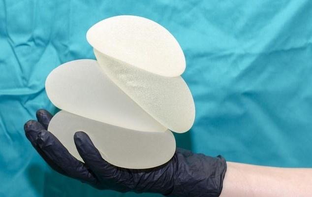 假体隆胸这么受欢迎也不是没有原因的,不同于自体脂肪隆胸需要有一定