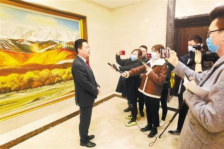 2月25日，参加全国脱贫攻坚总结表彰大会的我省代表返兰后接受媒体采访。 新甘肃·甘肃日报记者 李小龙