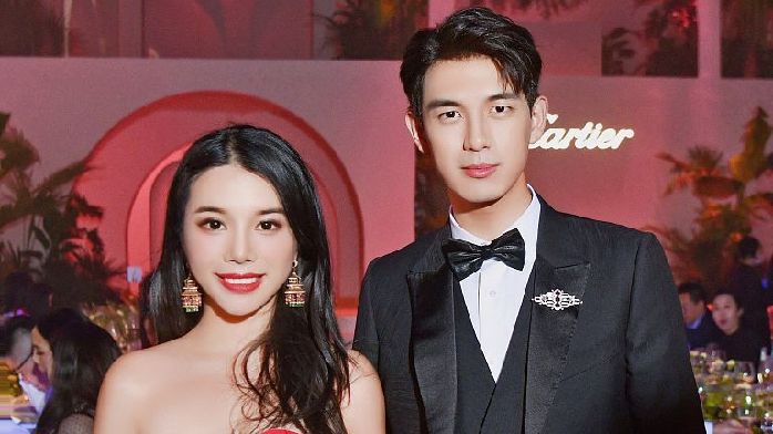 余晚晚完美演绎时尚与古典的融合 与李现同框璀璨珠宝抢眼_凤凰网