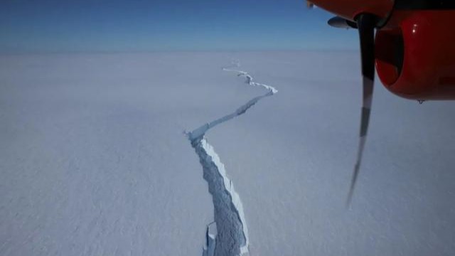 航拍：南极冰架出现10公里长巨大裂缝 仍在快速延伸