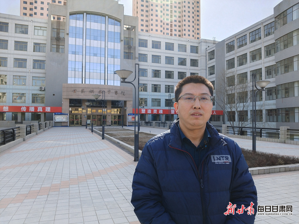 陈红军大学时的辅导员张建清在教育学院楼前追忆“卫国戍边英雄”陈红军 新甘肃·每日甘肃网记者 韦德占 摄