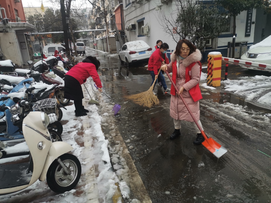 社工、志愿者一起清扫积雪