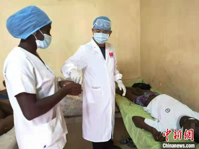 图为朱永旺临床诊治工作照。　练涛 摄