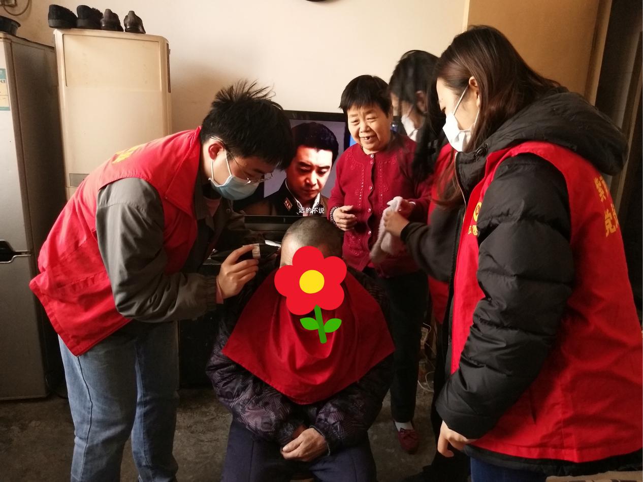 为残疾老人理发，家属表示特别感谢。