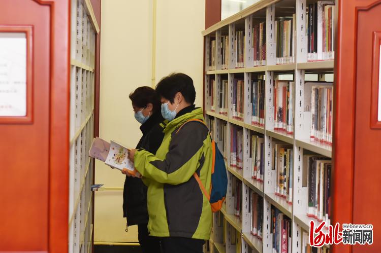 2021年2月22日，市民在石家庄图书馆阅读书籍。河北日报记者史晟全摄影报道