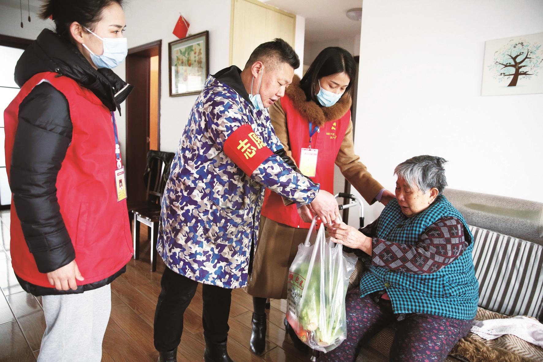 患有类风湿性关节炎,行动不便,社区联系商户为老人提供送菜上门服务
