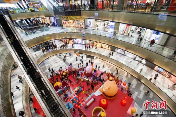 资料图：民众来到商场消费购物。 中新社记者 张云 摄