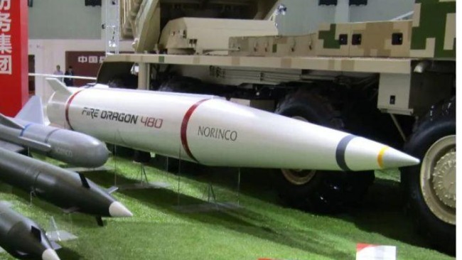 中国展出的实际大小的“火龙”战术弹道导弹吸引了参观者驻足。