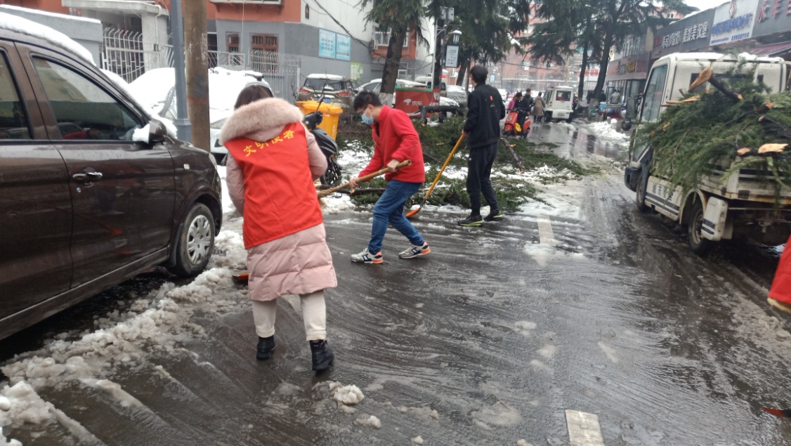 社工、、社区工作人员、志愿者一起清扫积雪