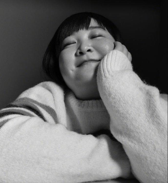 1/92月22日,贾玲的一组最新大片曝光.照片中她满脸微笑,温暖真挚.