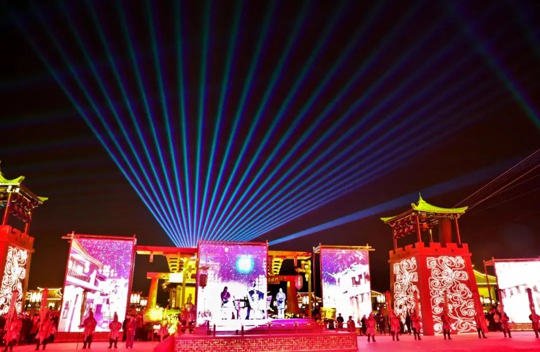 张掖“九曲黄河灯阵”启灯 上万游人观灯纳福