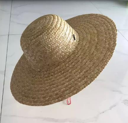 lv 2020春夏男装秀 帽子由100%稻草构成,绳扣与线绳端头饰有lv