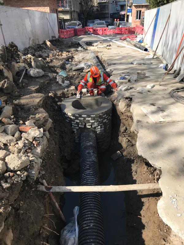 感谢！解决社区污水问题，群众代表赠十四字锦旗