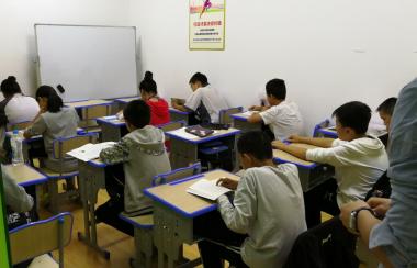 “95后”教育培训机构团队为抗疫人员子女送出公益辅导课