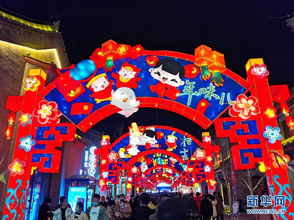 2月25日,拍摄于兰州老街内的灯笼长廊。新华网发(宋昱静 摄)