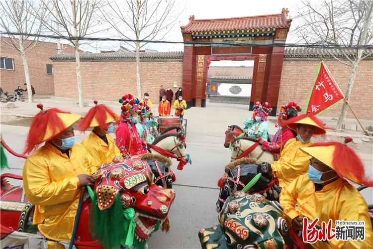 2月20日，村民在河北省香河县钱旺镇大河各庄村欣赏竹马会。