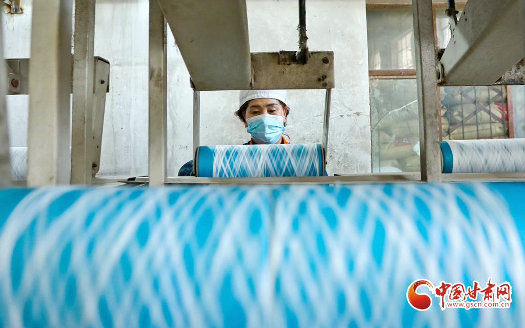 2月22日，甘肃张掖一纺织品公司织布车间内工人们正在紧张有序地进行产业用纺织品织布拉丝。