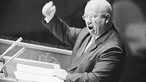 1953年赫鲁晓夫通过手段除掉了贝利亚，登上了苏联领导人的位置