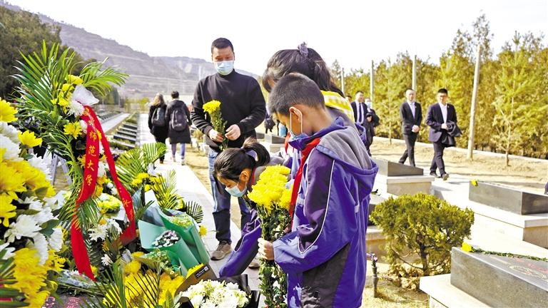 市民带着孩子为陈红军烈士献花