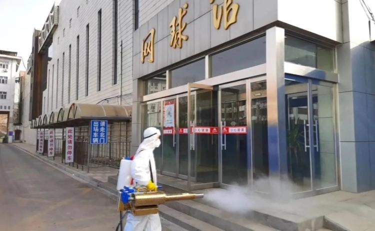 工作人员对网球馆进行消杀。 河北体育馆供图